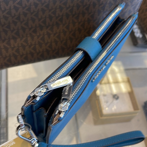 MICHAEL KORS LARGE DOUBLE ZIP WRISTLET WALLET PHONE CASE CLUTCH 
Teal
NWT - Picture 4 of 16